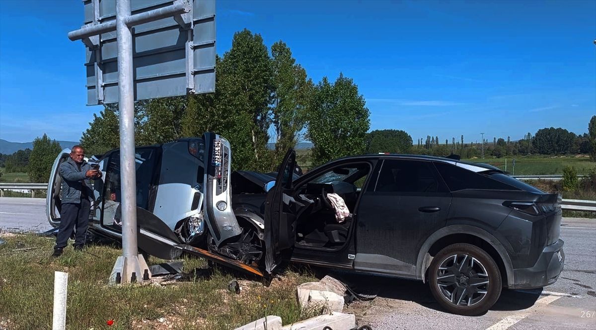 Çavdarhisar’da Trafik Kazası: 6 Yaralı