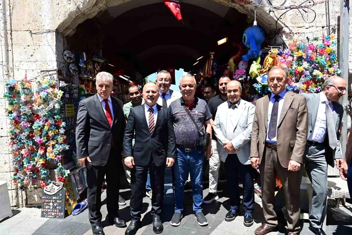 Vali Varol Kuşadası’nda Esnaf Ziyareti