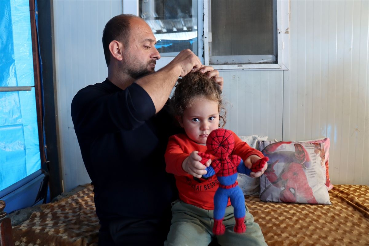 Depremde Eşini Kaybeden Baba Oğluna Hem Anne Hem Baba Oluyor