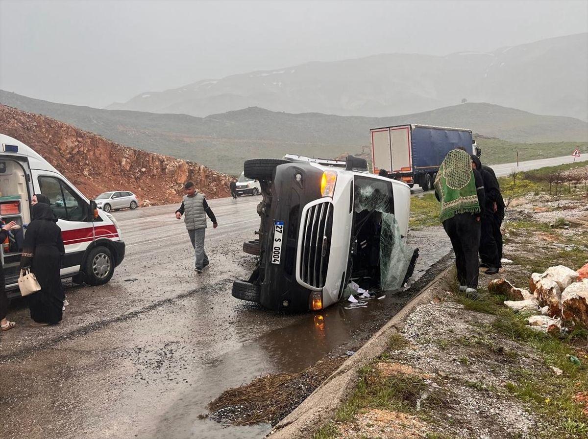 Minibüs Devrildi: 12 Yaralı
