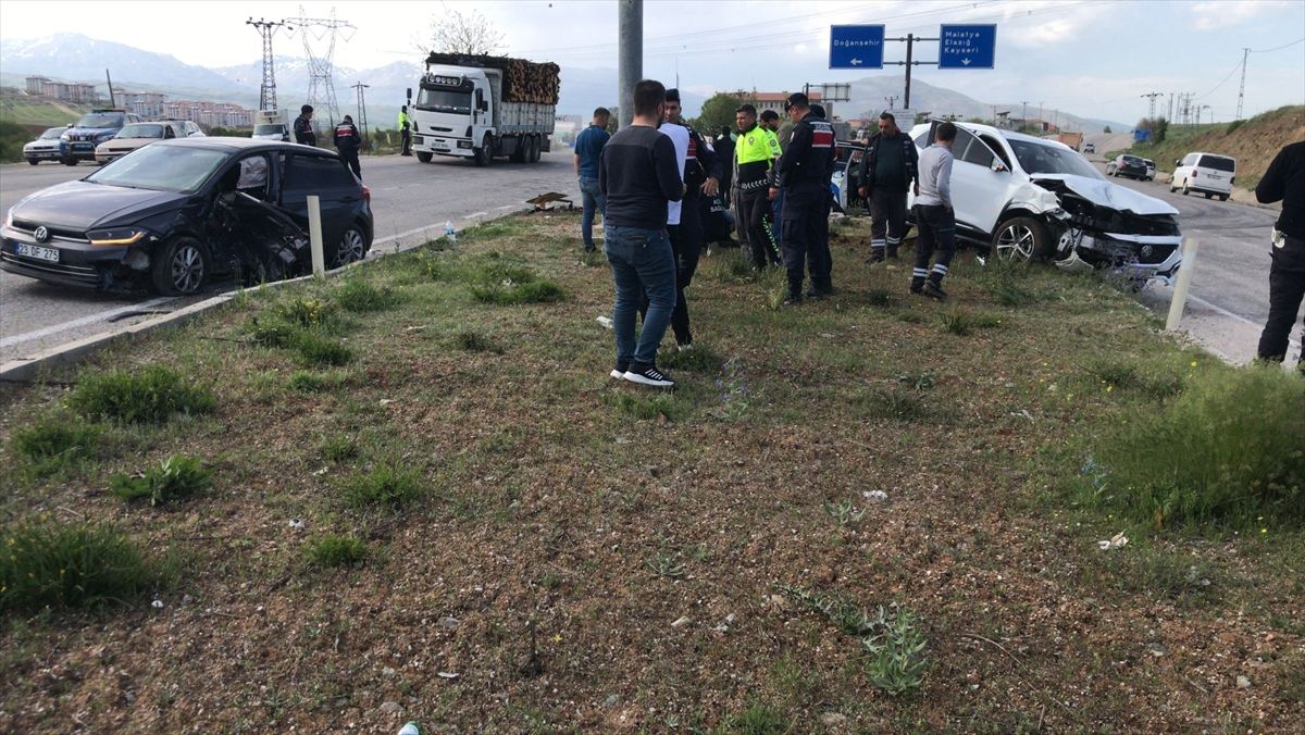 Malatya’da otomobil çarpışması: 3 yaralı