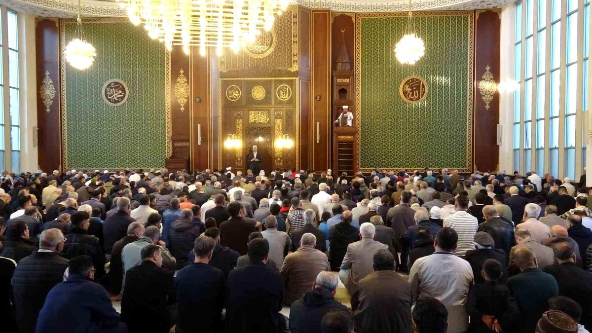 Malatya’da vatandaşlar bayram namazı için camilere akın etti
