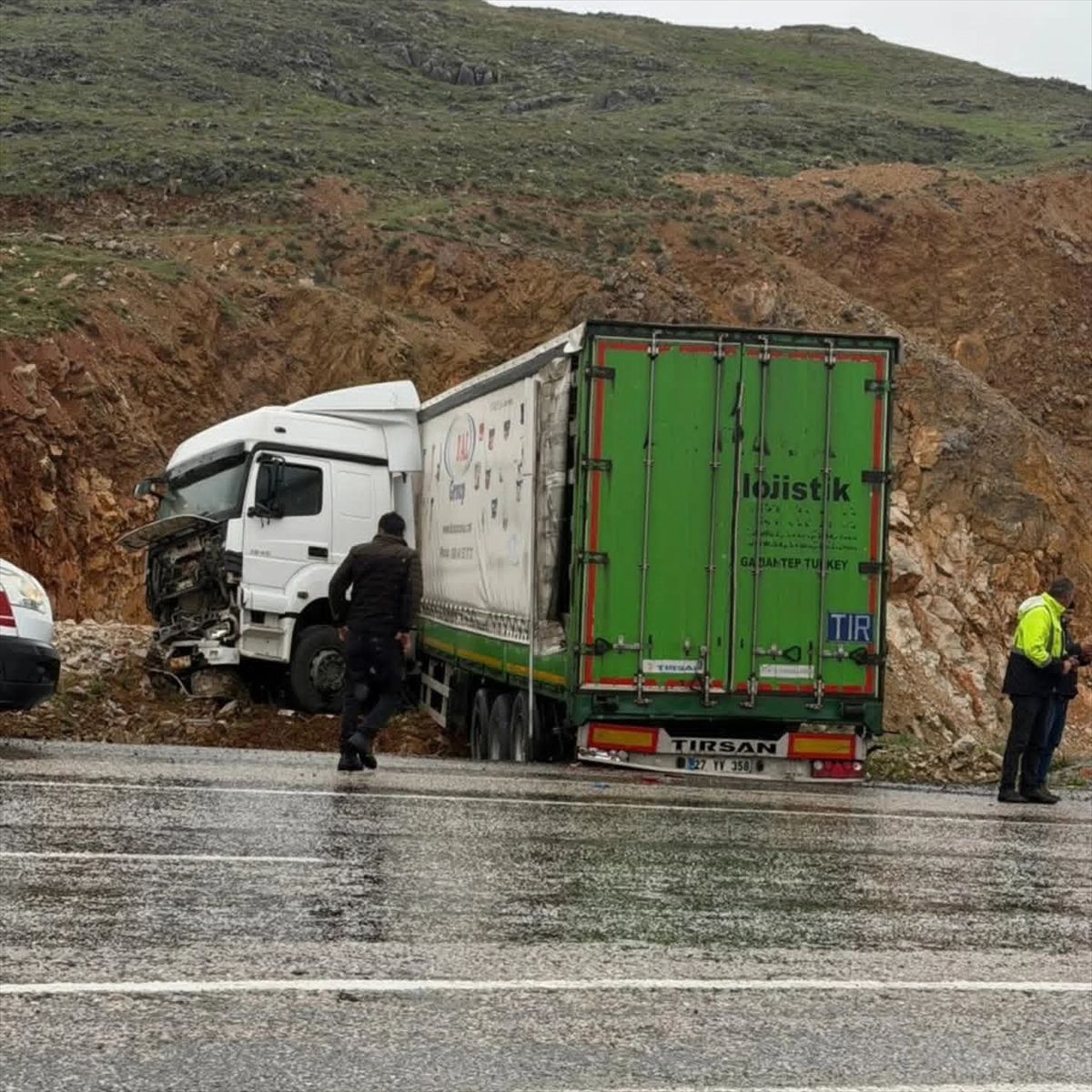 Malatya’da yoldan çıkan tırın sürücüsü yaralandı