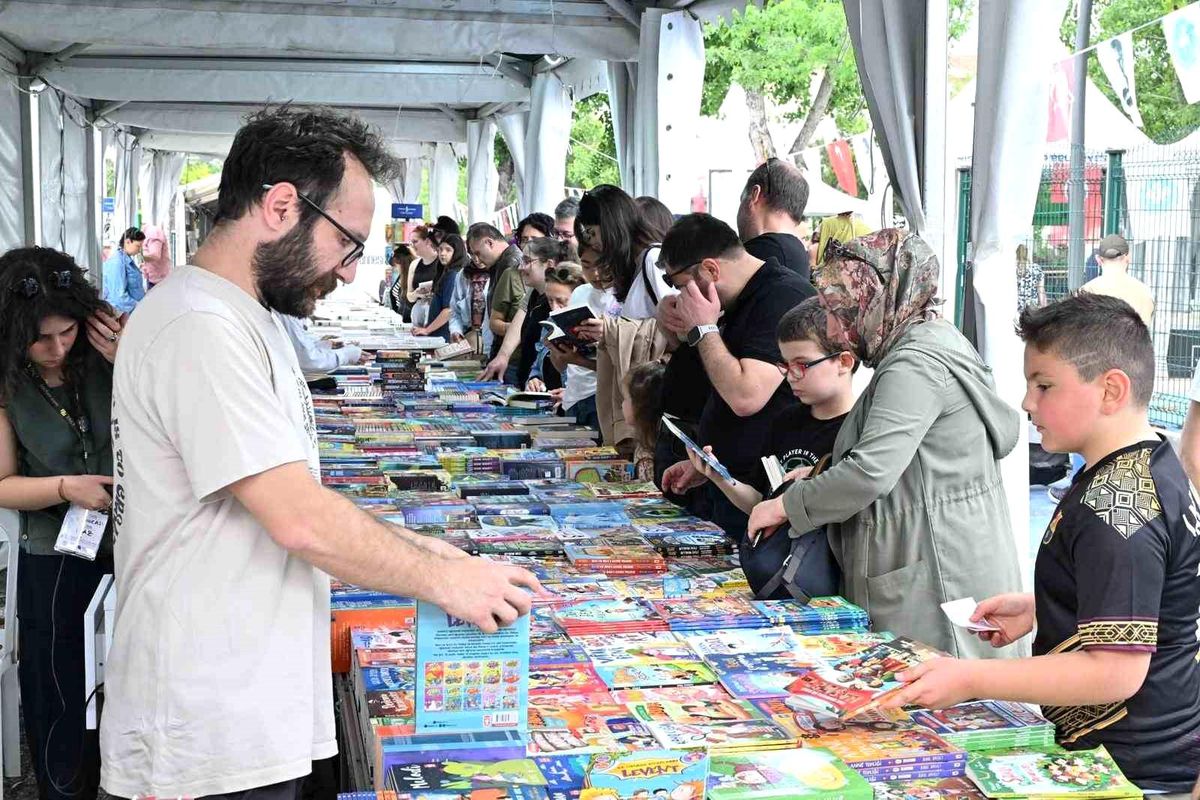 Manisa Kitap Fuarı yoğun ilgiyle devam ediyor