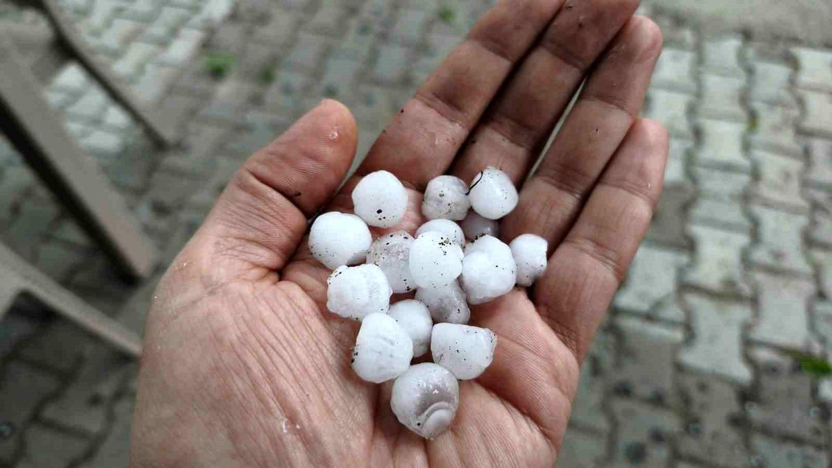 Demirci’de Şiddetli Dolu Korkusu