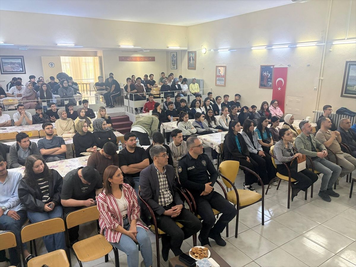 Keban’da Öğrencilere Söyleşi Düzenlendi
