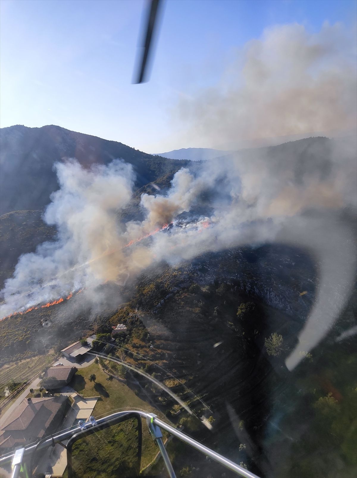 Marmaris’te makilik ve otluk alanda çıkan yangına müdahale ediliyor