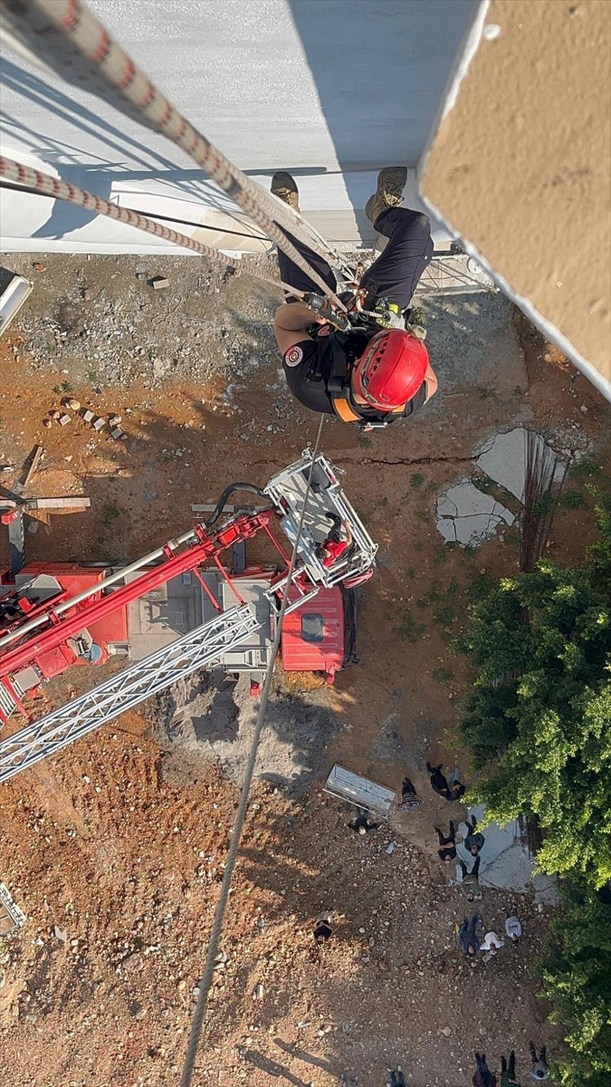 Mersin’de İskeleden Mahsur Kalan İşçilere Kurtarma Operasyonu
