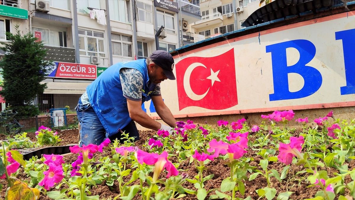 Mersin’de Parklar Çiçekleniyor