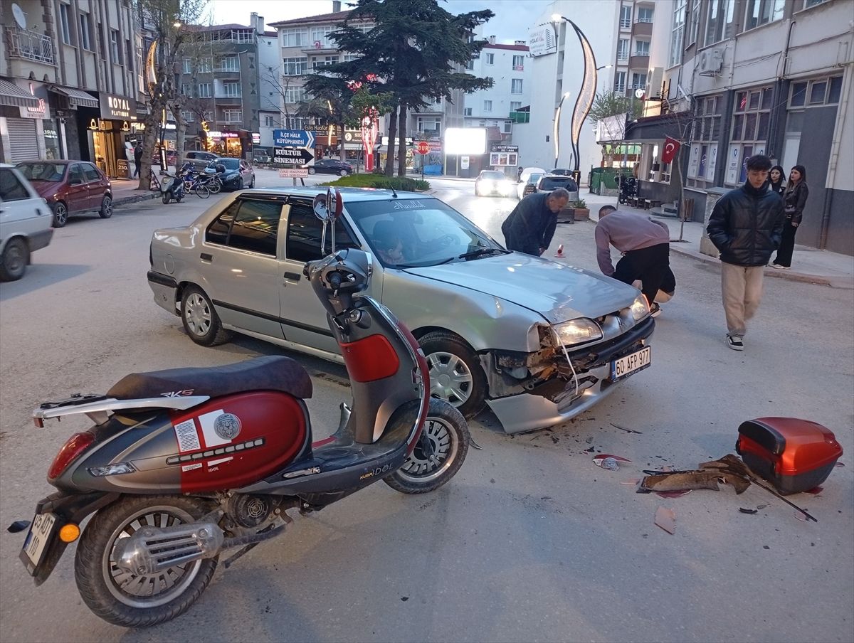 Merzifon’da Otomobil-Motosiklet Çarpıştı