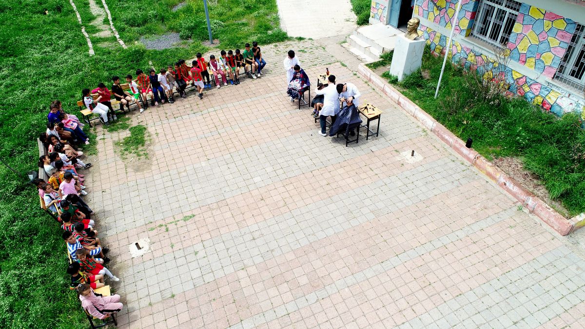 Öğrencilerden Ücretsiz Tıraş Hizmeti