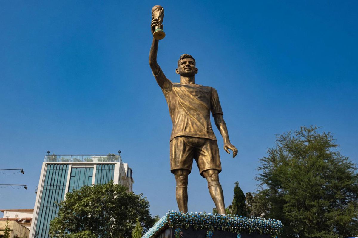Messi’nin heykeli yıkılıyor