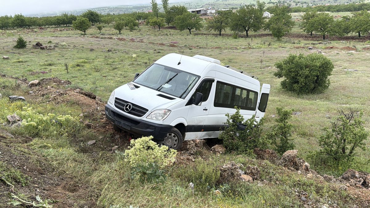 Malatya’da minibüs şarampole devrildi: 2 yaralı
