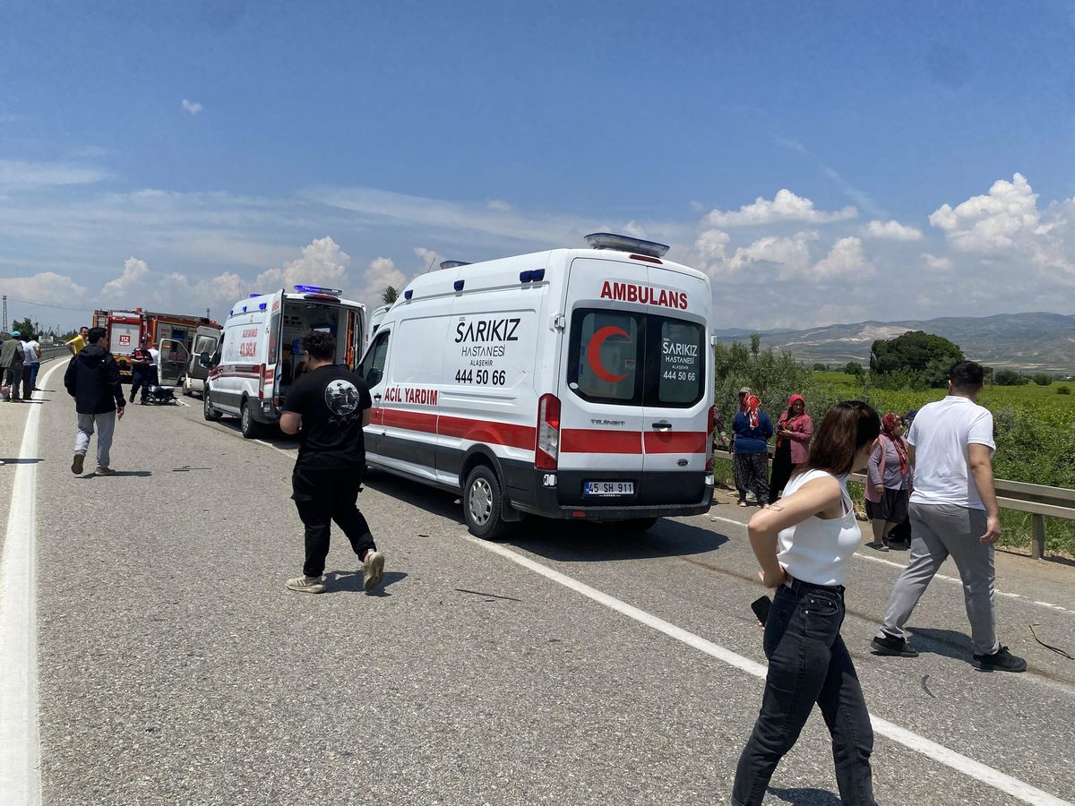 Alaşehir’de Minibüs-Traktör Kazası: 1 Ölü, 3 Yaralı