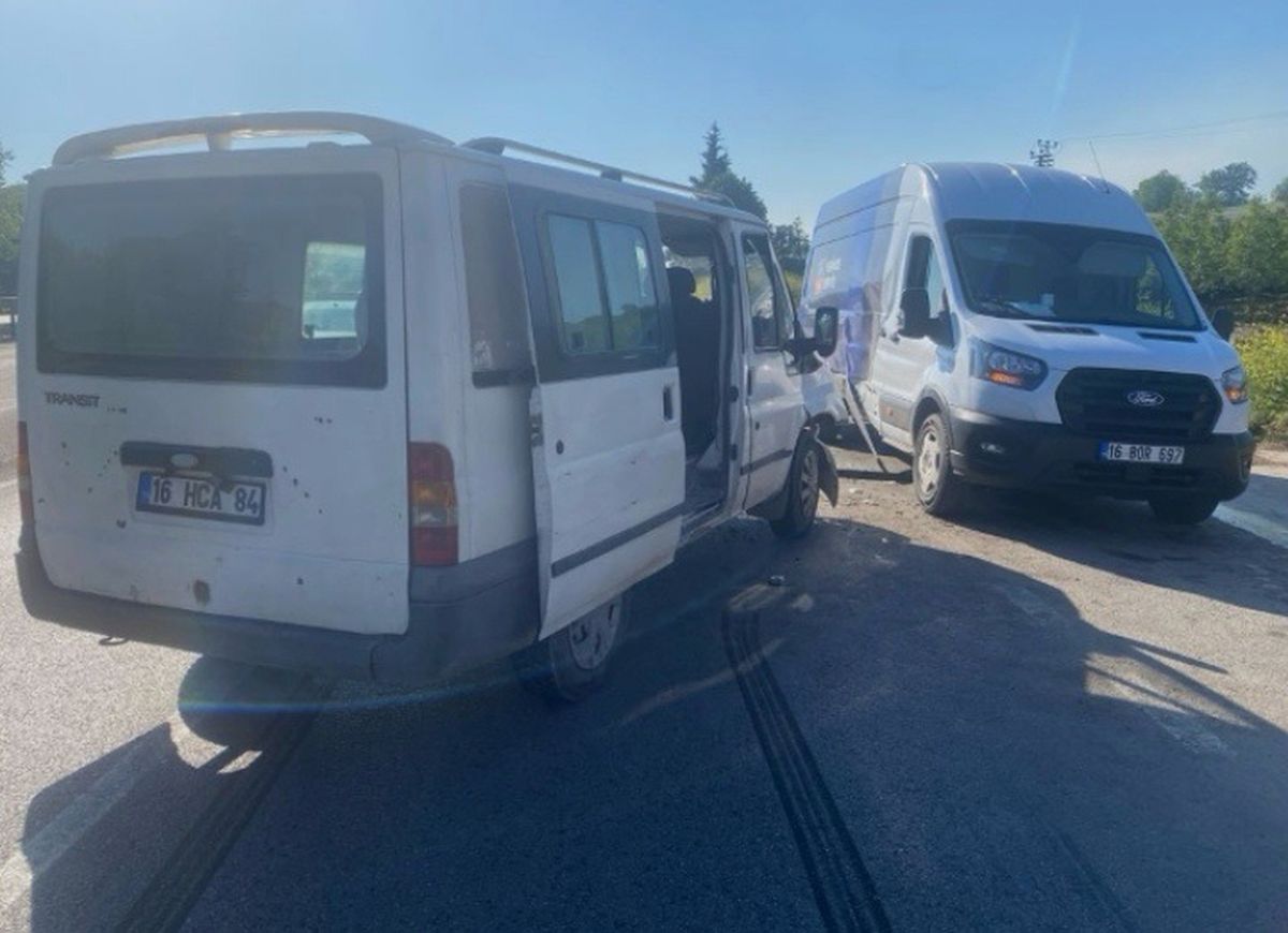 İnegöl’de minibüsler çarpıştı: 4 yaralı