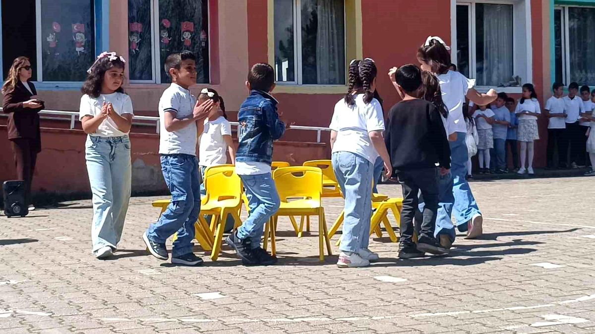 Kınık Köyü’nde Çocuk Bayramı ve Gençlik Haftası Kutlandı