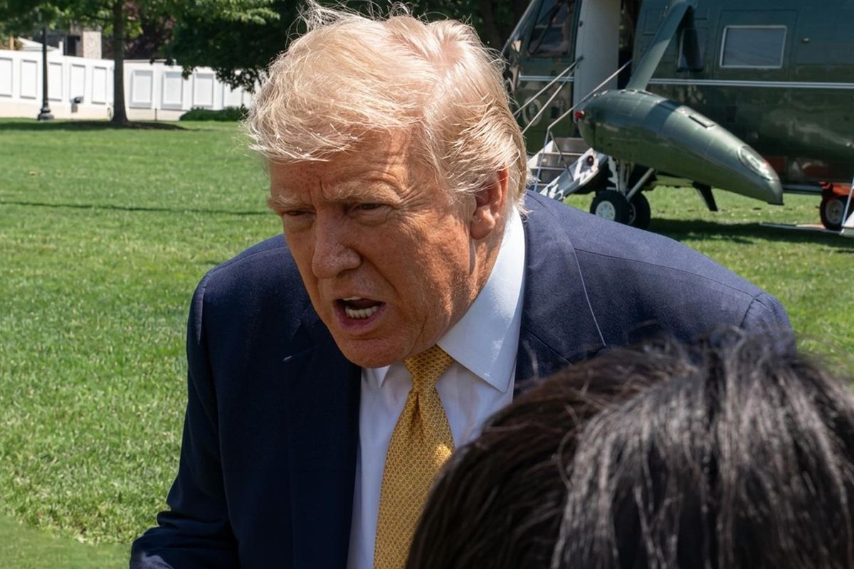Muhabirin sorusu Trump’ı küplere bindirdi: Aptal, sen zeki biri değilsin