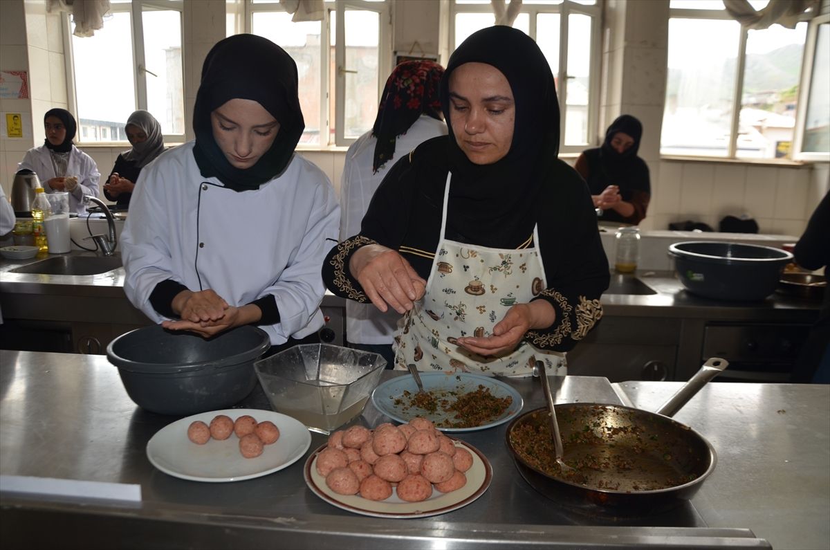 Muş’ta Anne Kız Yemek Yarışması