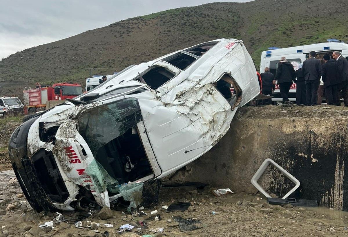 Muş’ta Minibüs Devrildi: 16 Yaralı