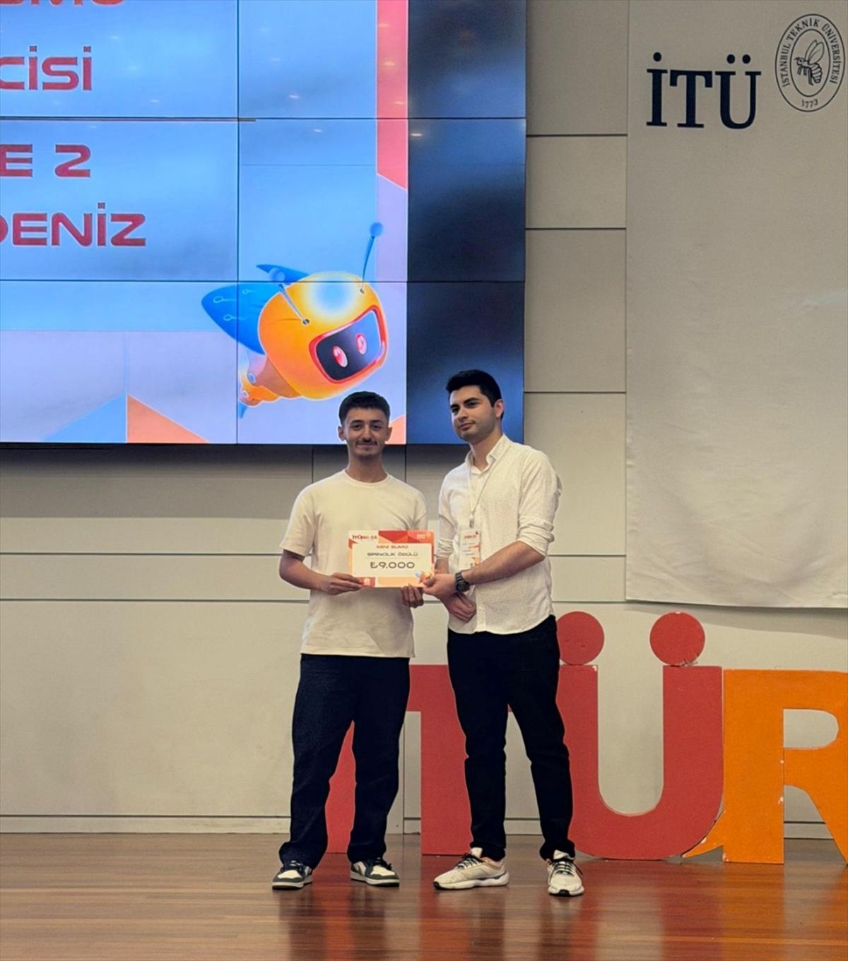 Yağız Deniz, Robot Olimpiyatları’nda Birinci Oldu