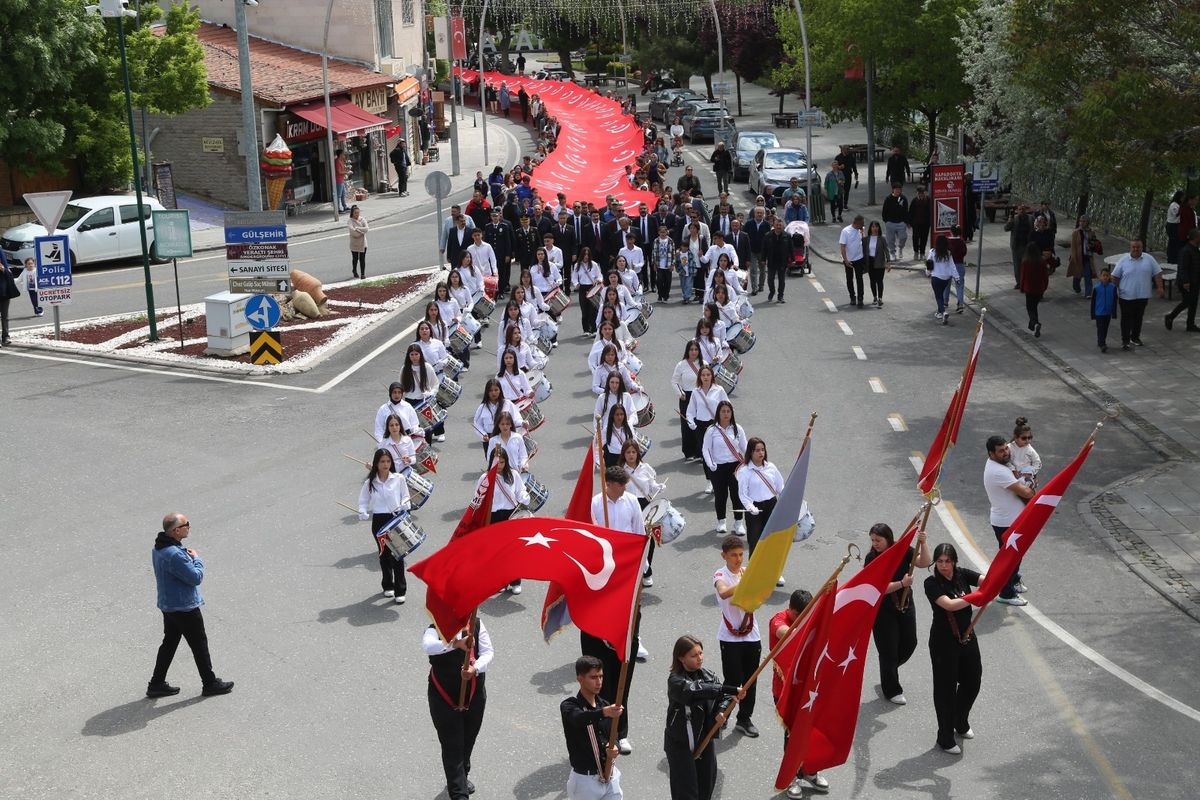 Avanos’ta 135 Metrelik Türk Bayrağı Korteji