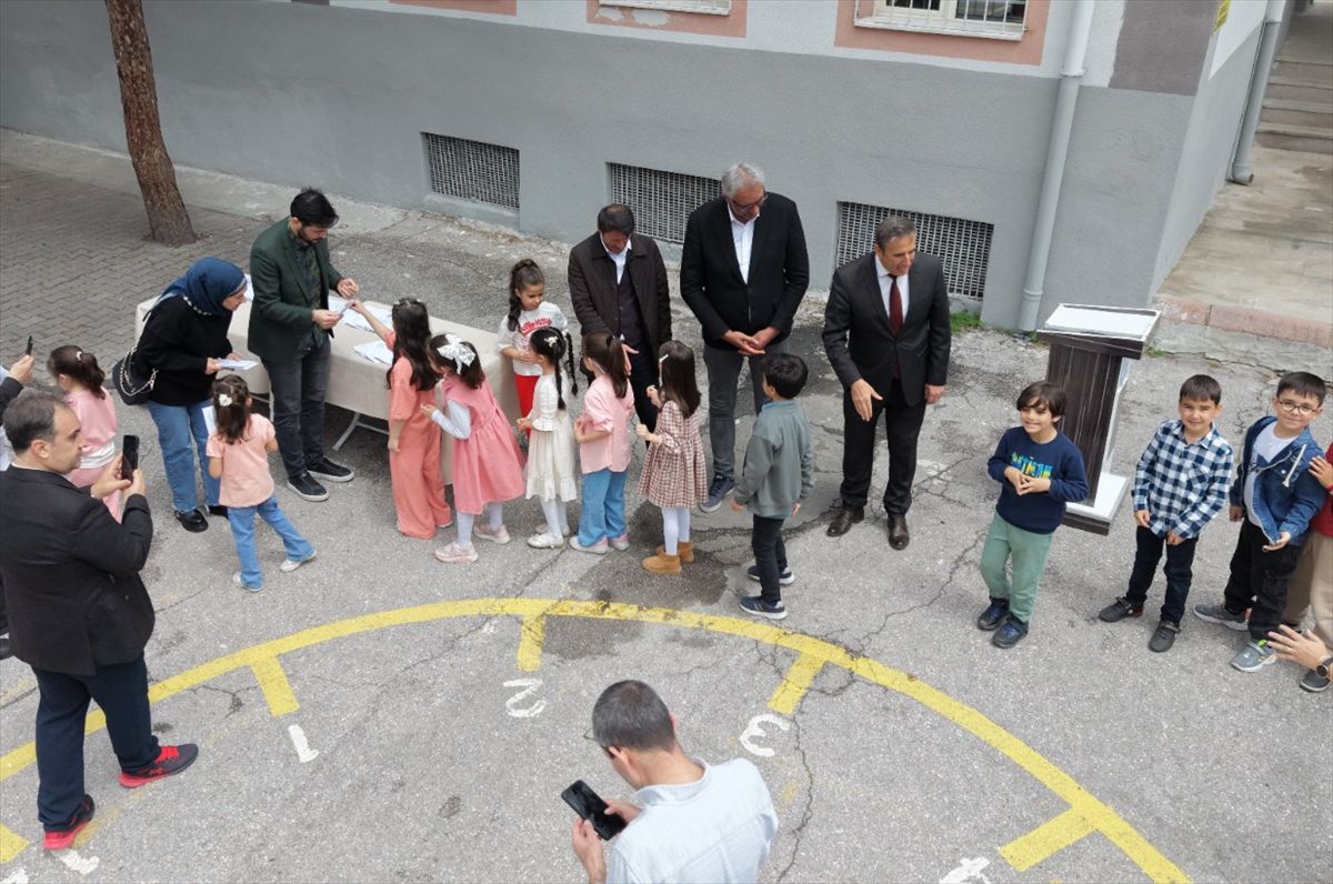 Hayırsever Çift Bayramda Öğrencilere Harçlık Dağıttı