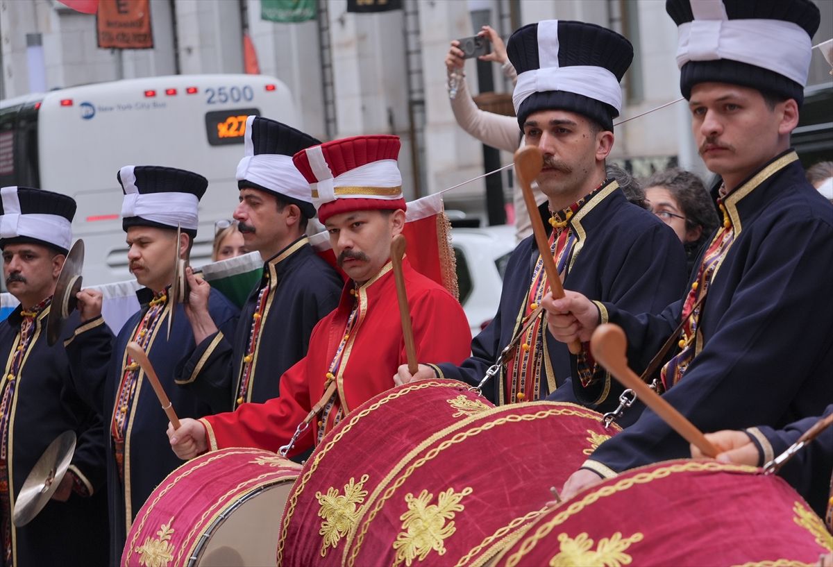 New York’ta 43. Türk Günü Yürüyüşü öncesi bayrak çekme töreni