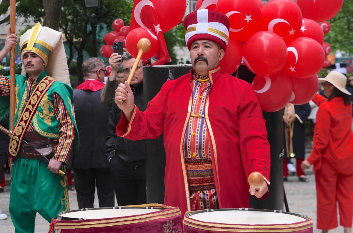 New York’ta 43. Türk Günü Yürüyüşü Öncesi Bayrak Çekme Töreni