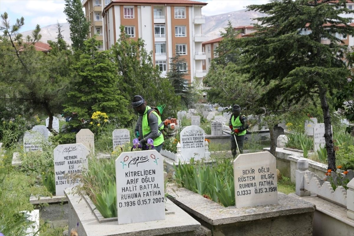 Niğde’de Mezarlık Temizliği