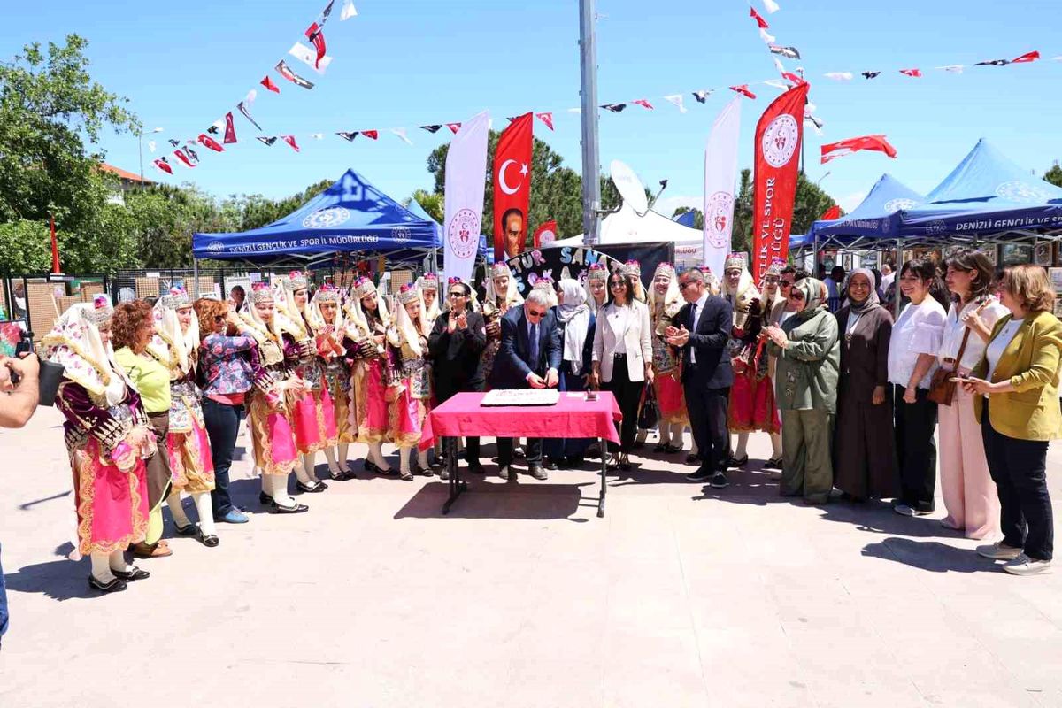 Gençlik Haftası: Öğrencilerin Sanat Sergisi