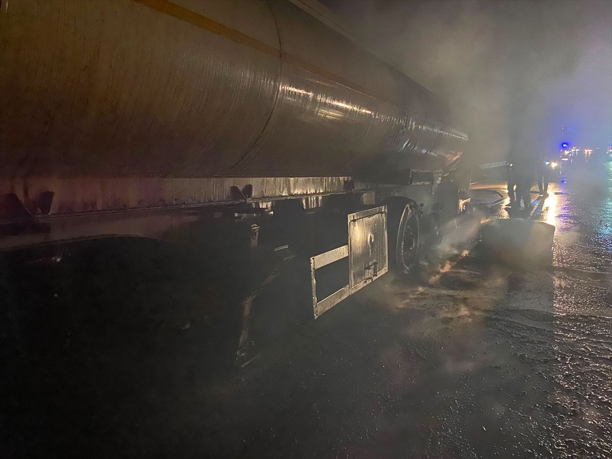 Düziçi’nde Akaryakıt Yüklü Tanker Yandı