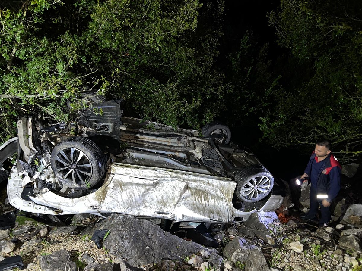 Kadirli’de Otomobil Şarampole Devrildi: 4 Yaralı