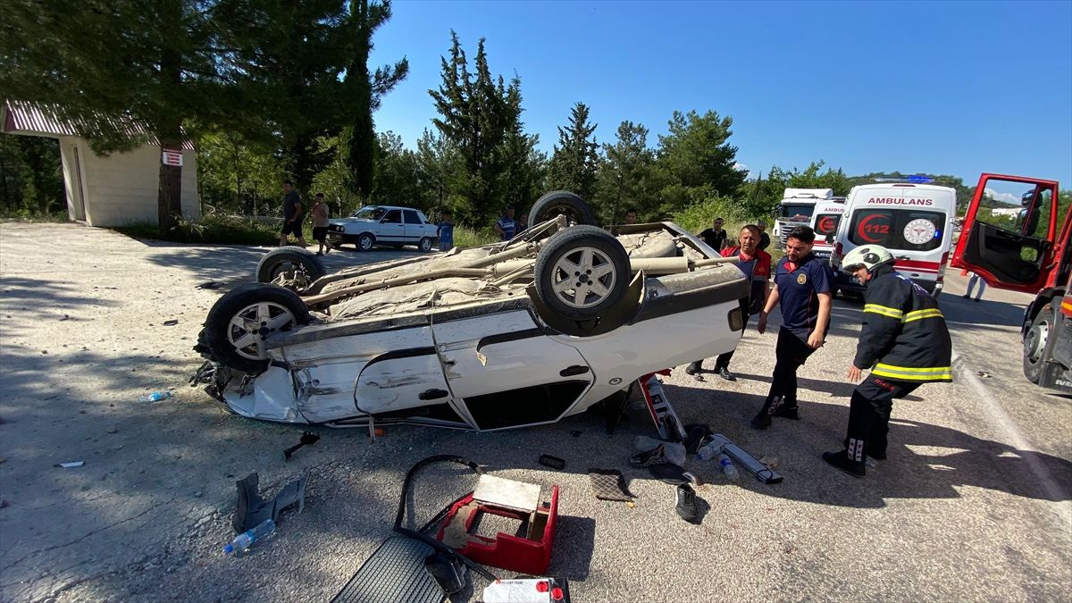 Osmaniye’de park halindeki kamyonete çarpan otomobildeki 3 kişi yaralandı