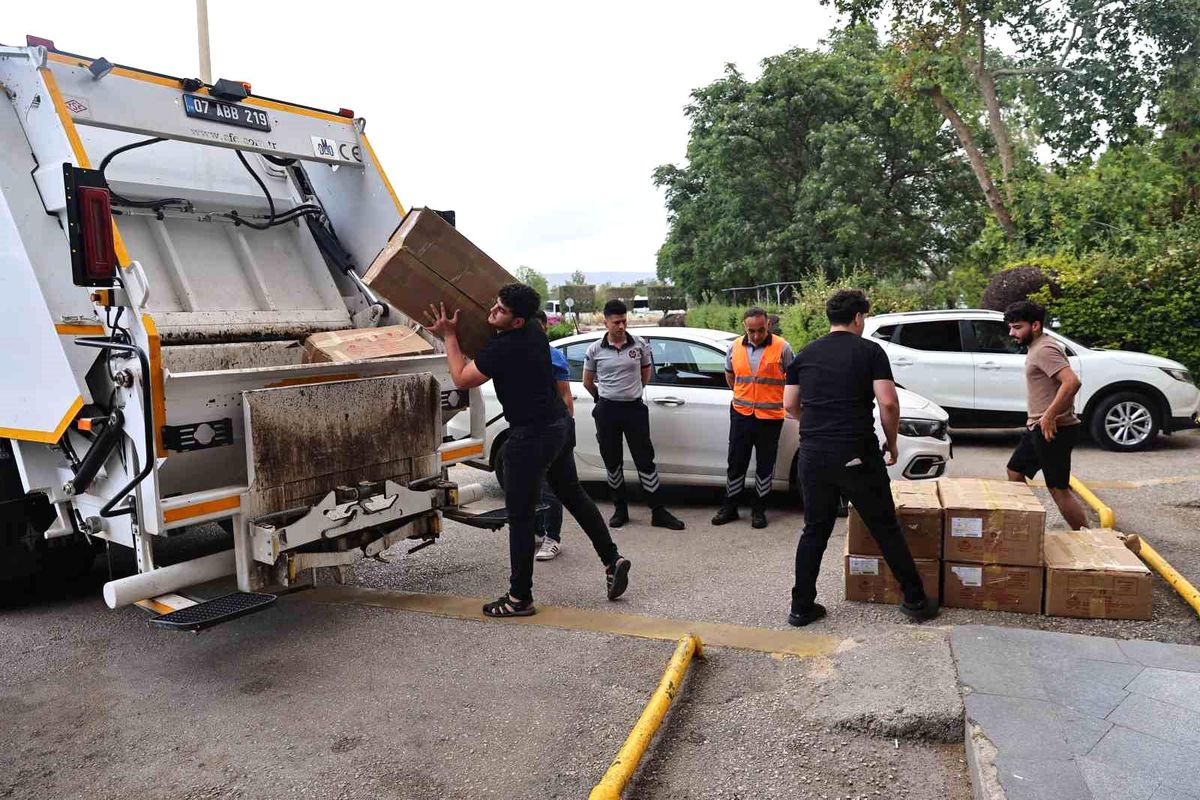 Otobüsle usulsüz taşınan yaklaşık 1 ton yoğurt Antalya otogarında imha edildi