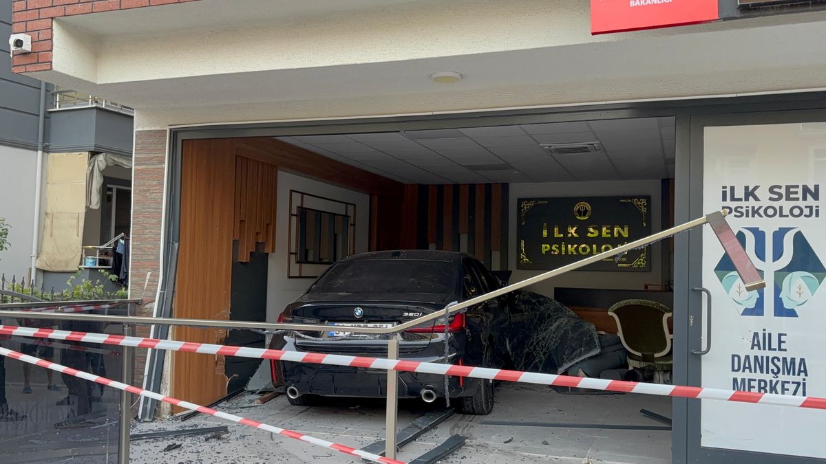 İzmit’te Araç İş Yerine Girdi