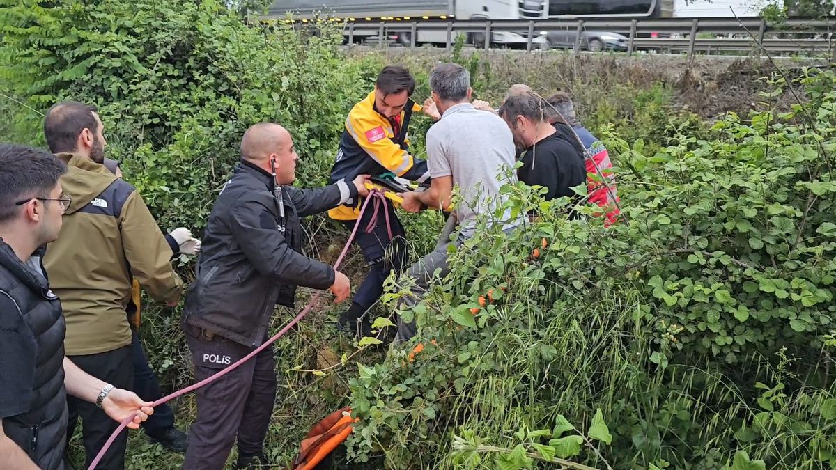 Sapanca’da Otomobil Şarampole Devrildi