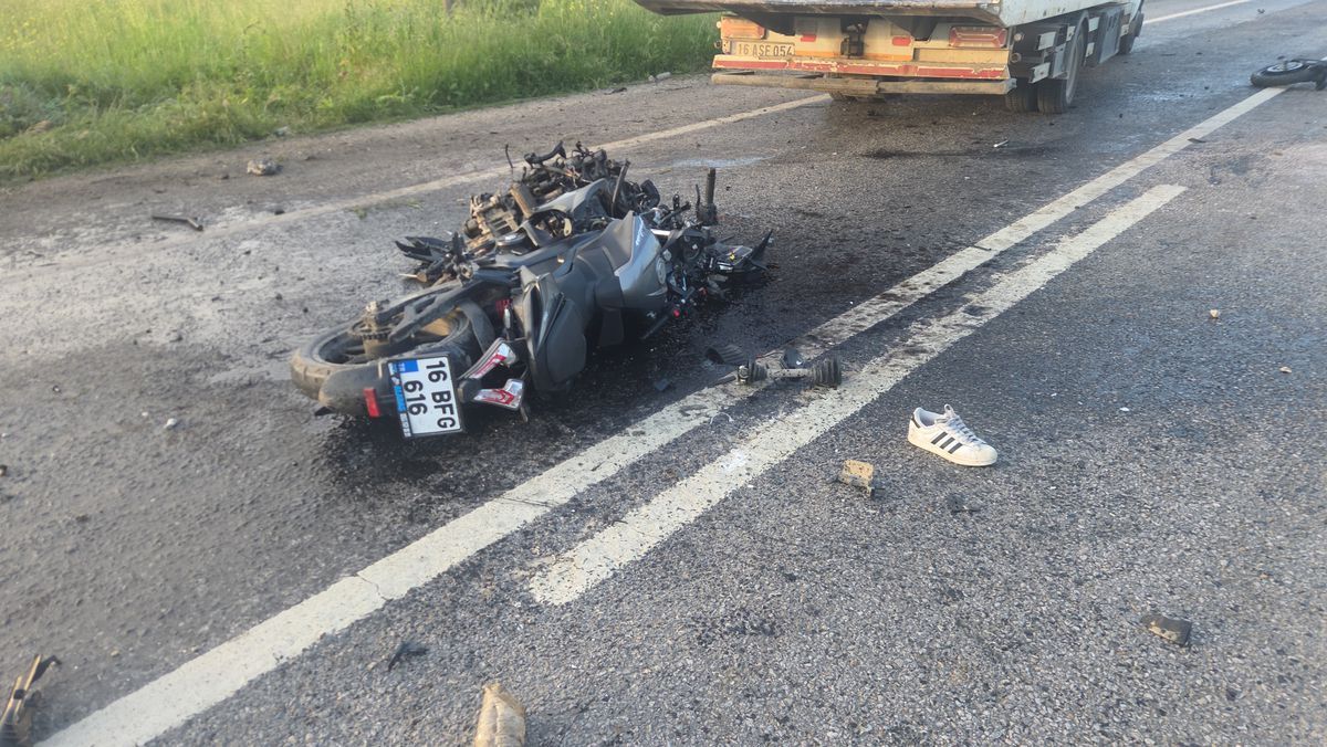 Bursa’da Elektrik Direğine Çarpan Araç Tarlaya Uçtu
