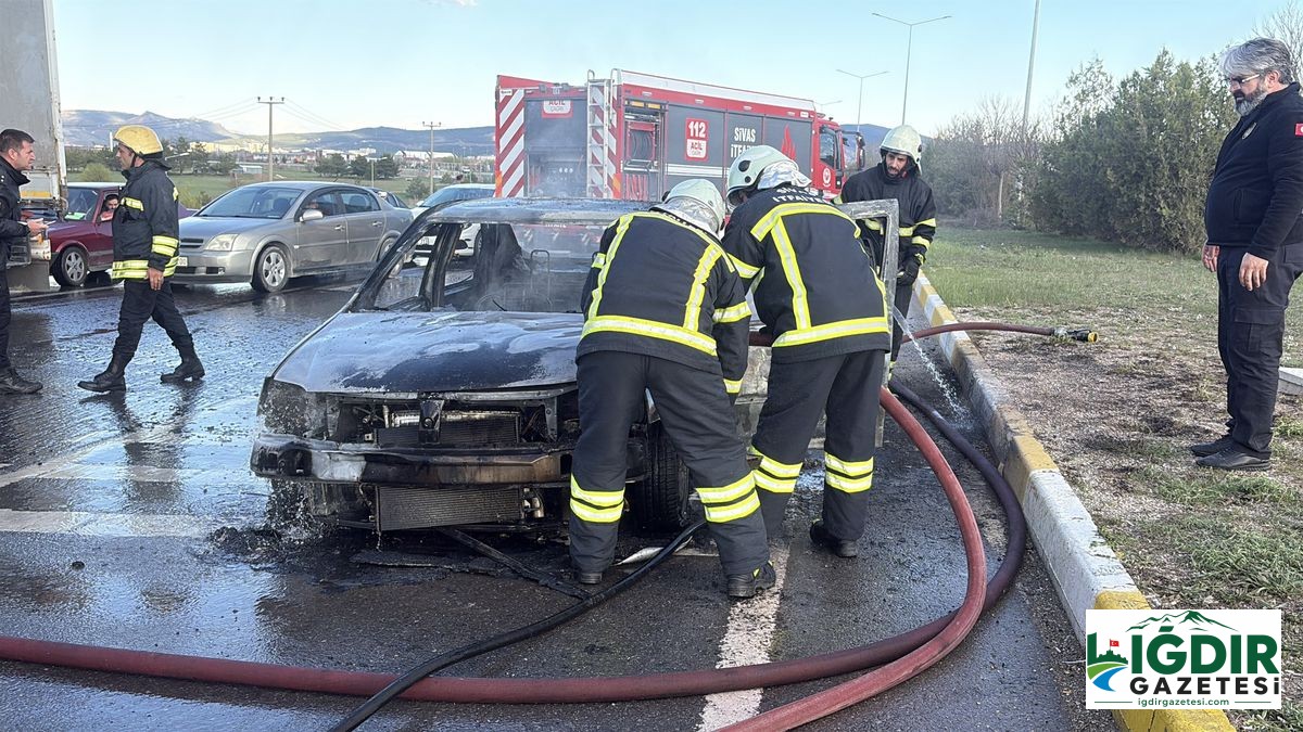 Otomobili alev alan sürücü gözyaşlarını tutamadı