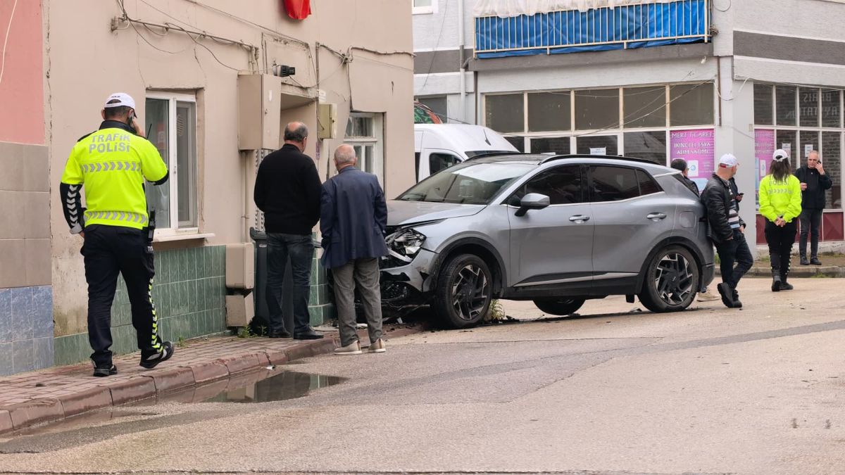 İnegöl’de Kaza: Cip Ev Duvarına Çarptı