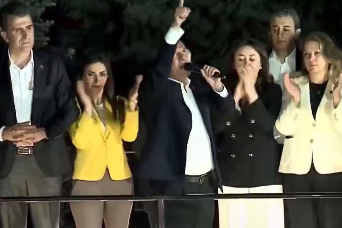 Özel, CHP Genel Merkezi önünde toplanan kalabalığa seslendi: Hiçbir yere gitmiyorum