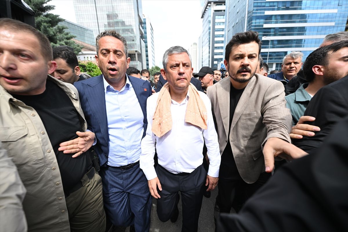 Özgür Özel, CHP Genel Merkezinden Uzaklaştırıldı