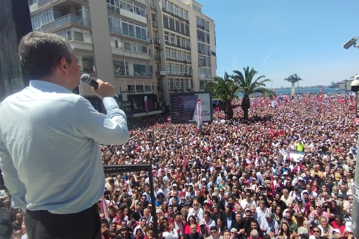 Özgür Özel gövde gösterisi yaptı! İşte olaylı İzmir mitinginden dikkat çeken kareler