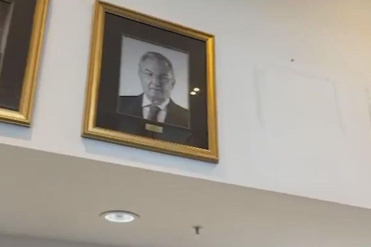 Özgür Özel’in CHP Genel Merkezindeki fotoğrafı indirildi