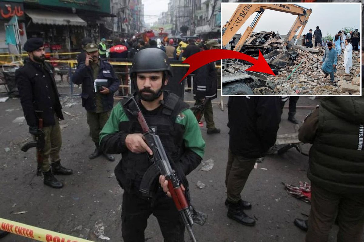Pakistan’da düzenlenen intihar saldırısında 12 polis hayatını kaybetti