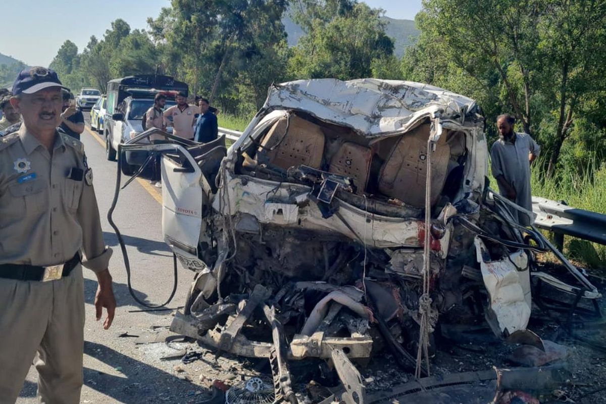 Pakistan’da minibüs otobüse çarptı: 17 ölü