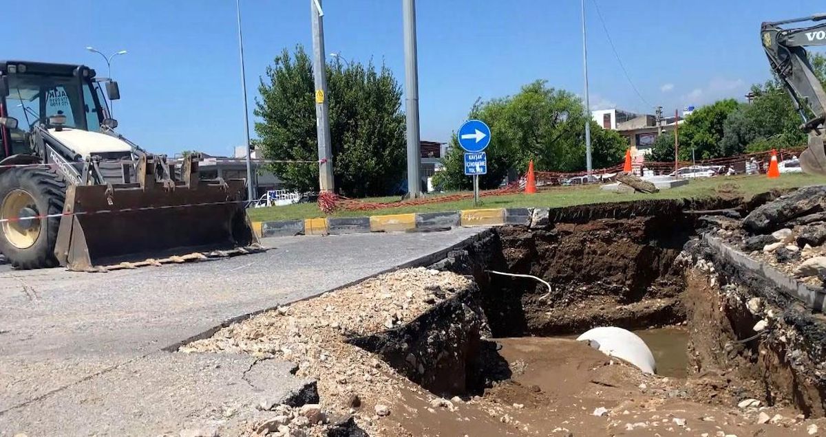 Hatay’da Su Borusu Patladı, İş Yerleri Sular Altında Kaldı