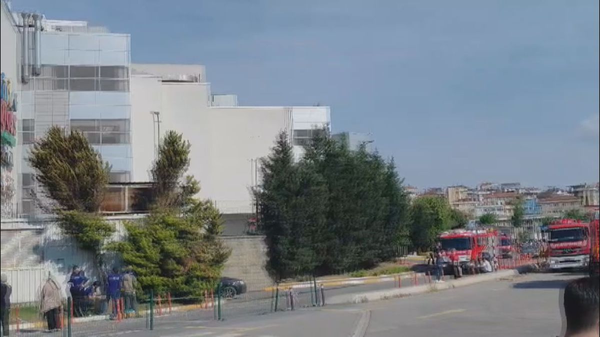 Pendik’te Alışveriş Merkezinde Yangın