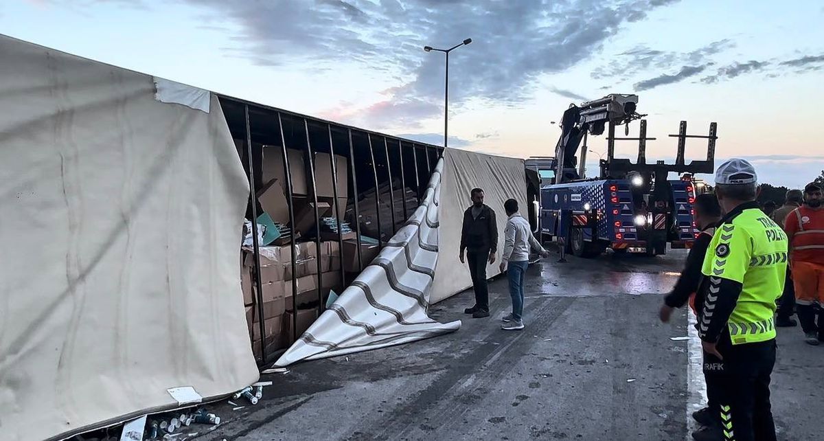 Pendik’te TIR Devrildi, Trafik Kontrollü Sağlandı