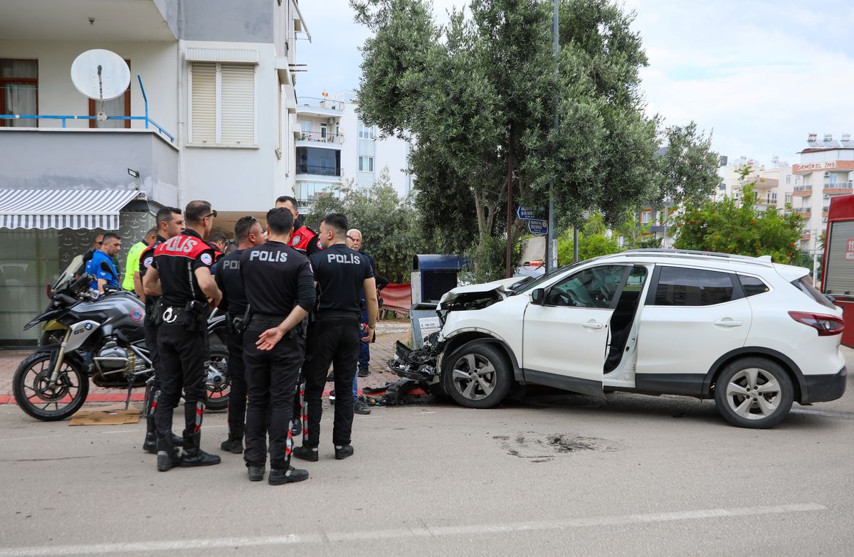 Antalya’da Polis Motosikleti Kazası