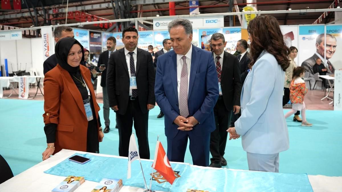 Rektör Akpolat, İpek Yolu Kariyer Fuarı’ndaki stantları ziyaret etti